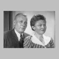 022-1322 Das Ehepaar Adolf und Gertrud Wasselowski nach 1945. Adolf Wasselowski war von 1924 - 1939 Molkereiverwalter in Goldbach.JPG